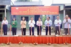 Ceremonia de colocación de la primera piedra para la construcción de una casa solidaria en el marco del programa de eliminación de viviendas temporales y deterioradas en la provincia de An Giang. (Fuente: VNA)