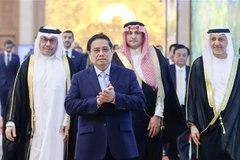 El primer ministro Pham Minh Chinh se reunió con embajadores de Arabia Saudita, Emiratos Árabes Unidos y Qatar en Vietnam. (Fuente: VNA)