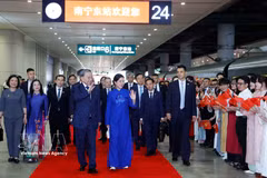 Ceremonia de despedida del secretario general del Partido Comunista de Vietnam y presidente del país, To Lam y su esposa, en la estación Nanning Este, ciudad de Nanning. (Foto: VNA)