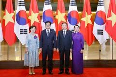 El presidente de la Asamblea Nacional de Vietnam, Tran Thanh Man, y su esposa presidieron la ceremonia de bienvenida al presidente de la Asamblea Nacional de Corea del Sur, Woo Won Shik, y su esposa. (Fuente: VNA)