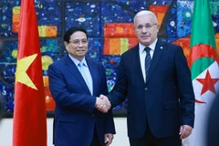 El primer ministro vietnamita, Pham Minh Chinh, se reúne con el presidente de la Asamblea Nacional Popular (APN) de Argelia, Ibrahim Boughali. (Fuente: VNA)