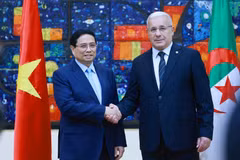 El primer ministro vietnamita, Pham Minh Chinh, se reúne con el presidente de la Asamblea Nacional Popular (APN) de Argelia, Ibrahim Boughali. (Fuente: VNA)