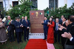 El primer ministro vietnamita, Pham Minh Chinh, y su esposa y dirigentes argelinos asisten a la inauguración de una estela conmemorativa en honor al Presidente Ho Chi Minh. (Fuente: VNA)