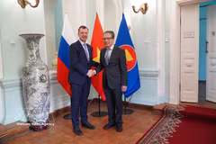 El embajador de Vietnam en Rusia, Dang Minh Khoi, se reúne con A.Yatskin, primer vicepresidente del Consejo de la Federación de la Asamblea Federal de Rusia. (Fuente: VNA)