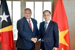 El secretario del Comité Central del Partido Comunista y ministro interino de Relaciones Exteriores de Vietnam, Le Hoai Trung, recibe al ministro de Relaciones Exteriores y Cooperación de Timor Leste, Bendito dos Santos Freitas. (Fuente: VNA)