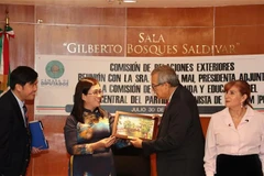Dinh Thi Mai, subjefa de la Comisión de Propaganda, Educación y Movilización de Masas del Comité Central del Partido Comunista de Vietnam, entregó un recuerdo al diputado Pedro Vázquez, presidente de la Comisión de Relaciones Exteriores de la Cámara de Diputados de México. (Fuente: VNA)