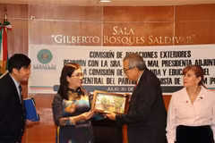 Dinh Thi Mai, subjefa de la Comisión de Propaganda, Educación y Movilización de Masas del Comité Central del Partido Comunista de Vietnam, entregó un recuerdo al diputado Pedro Vázquez, presidente de la Comisión de Relaciones Exteriores de la Cámara de Diputados de México. (Fuente: VNA)