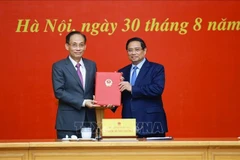 El primer ministro Pham Minh Chinh entregó la decisión de asignar al secretario del Comité Central del Partido Comunista de Vietnam y jefe de su Oficina, Le Hoai Trung, el puesto del ministro interino de Relaciones Exteriores. (Fuente: VNA)