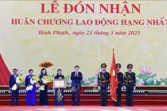 El presidente Luong Cuong entregó la Orden de Trabajo de primera clase al Comité partidista provincial, las autoridades y el pueblo de Binh Phuoc. (Fuente: VNA)