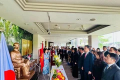 Delegados rinden homenaje al Presidente Ho Chi Minh. (Fuente: VNA)