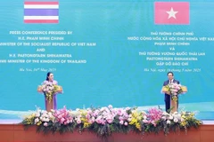 El primer ministro vietnamita, Pham Minh Chinh, y su homóloga tailandesa, Paetongtarn Shinawatra, en la rueda de prensa. (Fuente: VNA)