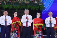 El secretario general del Partido Comunista de Vietnam, To Lam, y delegados en la inauguración de la estatua "El Tío Ho visita su tierra natal". (Fuente: VNA)