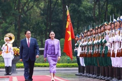 El primer ministro vietnamita, Pham Minh Chinh, y su homóloga tailandesa en el acto de bienvenida. (Fuente: VNA)