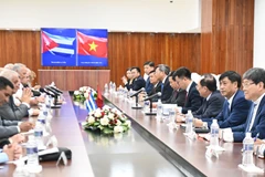 Panorama del encuentro entre el primer secretario del Partido Comunista de Cuba (PCC) y presidente de la República, Miguel Díaz-Canel Bermúdez, y el miembro del Buró Político del Partido Comunista de Vietnam, Nguyen Xuan Thang, director de la Academia Nacional de Política Ho Chi Minh y presidente del Consejo Teórico Central. (Fuente: VNA)