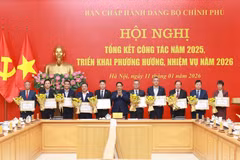 El primer ministro Pham Minh Chinh entrega certificados de reconocimiento del Comité del Partido del Gobierno a individuos con resultados sobresalientes en las tareas en 2025. (Fuente: VNA)