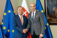 El embajador de Vietnam en Eslovaquia, Pham Truong Giang, y Ladislav Csémi, asesor del Ministro del Interior de Eslovaquia. (Fuente: VNA)