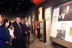 El presidente de la Cámara de Representantes de Jordania, Mazen Turki El Qadi, y delegados en el Museo de Historia Militar de Vietnam. (Fuente: VNA)