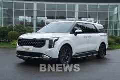 THACO AUTO presenta el nuevo modelo híbrido Carnival de Kia (Foto: VNA)