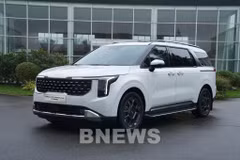 THACO AUTO presenta el nuevo modelo híbrido Carnival de Kia (Foto: VNA)