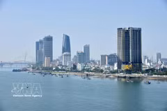 Muchas empresas privadas están invirtiendo en los sectores de servicios e inmobiliario en Da Nang. (Foto: VNA)