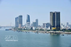 Muchas empresas privadas están invirtiendo en los sectores de servicios e inmobiliario en Da Nang. (Foto: VNA)