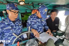 Oficiales y soldados de la Guardia Costera Región 2 realizan la divulgación a los pescadores sobre el cumplimiento de las normas en la lucha contra la pesca IUU. (Foto: VNA)