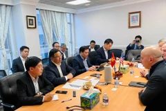 El ministro interino de Industria y Comercio de Vietnam, Le Manh Hung, se reúne con Roger Romulus Martella, director general del Grupo GE Vernova. (Fuente: Ministerio de Industria y Comercio de Vietnam)