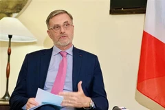 El embajador de París en Hanoi, Olivier Brochet, en la entrevista. (Fuente: Internet)