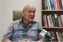 El profesor Hal Hill, de la Escuela de Políticas Públicas Crawford de la Universidad Nacional de Australia, en la entrevista. (Fuente: VNA)