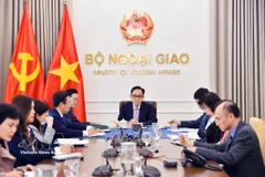 El ministro de Relaciones Exteriores de Vietnam, Le Hoai Trung, mantiene una conversación telefónica con su homólogo sudcoreano, Cho Hyun. (Fuente: VNA)