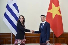 El viceministro de Relaciones Exteriores de Vietnam, Dang Hoang Giang, y la subsecretaria de Relaciones Exteriores de Uruguay, Valeria Csusaki Cabrera. (Fuente: VNA)