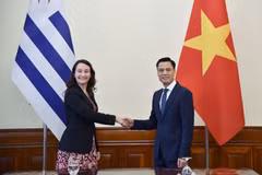 El viceministro de Relaciones Exteriores de Vietnam, Dang Hoang Giang, y la subsecretaria de Relaciones Exteriores de Uruguay, Valeria Csusaki Cabrera. (Fuente: VNA)
