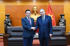 El primer vicepresidente del Parlamento Helénico, Ioannis Plakiotakis, y Le Manh Hung, ministro interino de Industria y Comercio de Vietnam. (Fuente: Ministerio de Industria y Comercio)