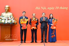 El presidente de la Asamblea Nacional, Tran Thanh Man, entrega las resoluciones y las flores a los secretarios de los comités del Partido de tres órganos del Parlamento. (Fuente: VNA)