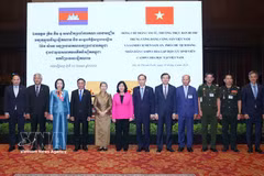 El miembro del Buró Político y miembro permanente del Secretariado del Comité Central del Partido Comunista de Vietnam (PCV), Tran Cam Tu, y delegados. (Fuente: VNA)