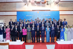 El miembro del Buró Político y miembro permanente del Secretariado del Comité Central del Partido Comunista de Vietnam (PCV), Tran Cam Tu, y delegados. (Fuente: VNA)