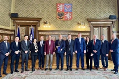 El embajador de Vietnam en la República Checa, Duong Hoai Nam, el alcalde de Náchod, región de Hradec Kralové. Jan Birke y los delegados se tomaron una foto de recuerdo. (Fuente: VNA)