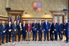 El embajador de Vietnam en la República Checa, Duong Hoai Nam, el alcalde de Náchod, región de Hradec Kralové. Jan Birke y los delegados se tomaron una foto de recuerdo. (Fuente: VNA)