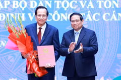 El Primer Ministro Pham Minh Chinh entregó la decisión de nombramiento del ministro de Asuntos Étnicos y Religiosos al camarada Dao Ngoc Dung. (Foto: VNA)