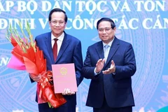 El Primer Ministro Pham Minh Chinh entregó la decisión de nombramiento del ministro de Asuntos Étnicos y Religiosos al camarada Dao Ngoc Dung. (Foto: VNA)