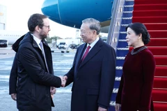Ceremonia de bienvenida para el secretario general del Partido Comunista de Vietnam, To Lam, y su esposa en el aeropuerto de Londres Stansted. (Fuente: VNA)