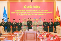 El coronel general Nguyen Truong Thang, viceministro de Defensa, y representantes de la cartera felicitan a los oficiales participantes. (Fuente: VNA)