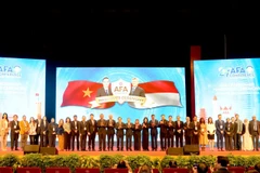 Escena de la ceremonia de traspaso de la Presidencia de la Federación de Contadores de la ASEAN de Vietnam (período 2024-2025) a Indonesia (etapa 2026-2027). (Fuente: VNA)