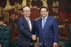 El primer ministro vietnamita, Pham Minh Chinh, recibe a Hironori Kamezawa, director general de laGrupo Financiero Mitsubishi UFJ (MUFG) de Japón. (Fuente: VNA)