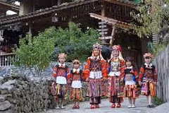 Numerosos turistas visitan y disfrutan del ambiente cultural de la aldea de Lo Lo Chai, en la comuna de Lung Cu, provincia de Tuyen Quang. (Foto: qdnd.vn)