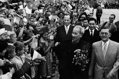 Líderes del Partido y del Estado polacos, y un gran número de personas en la capital Varsovia, dieron una cálida bienvenida al Presidente Ho Chi Minh en su visita oficial al país, el 21 de julio de 1957. (Foto: VNA)