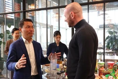 El presidente de la VBAB, Nguyen Thanh Vinh, habla con representantes empresariales belgas. (Fuente: VNA)