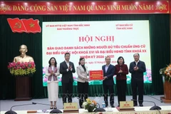 El Comité del Frente de la Patria de Vietnam en la provincia de Bac Ninh entrega al Comité Electoral Provincial la lista de candidatos calificados para la elección de diputados a la Asamblea Nacional de XVI Legislatura y a los Consejos Populares en todos los niveles para el período 2026-2031. (Fuente: VNA)