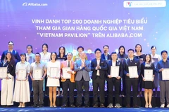 Representantes de empresas típicas que participan en el "Pabellón Nacional de Vietnam" en Alibaba.com. (Fuente: https://hanoimoi.vn/)