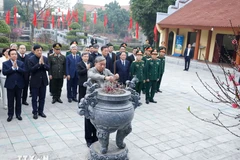El secretario general del Partido Comunista de Vietnam, To Lam, rinde homenaje al difunto líder partidista Nguyen Van Linh. (Fuente: VNA)